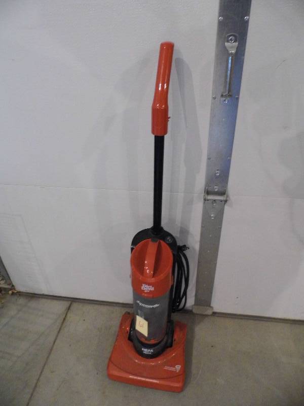 lot 61 image: Dirt Devil Vacuum