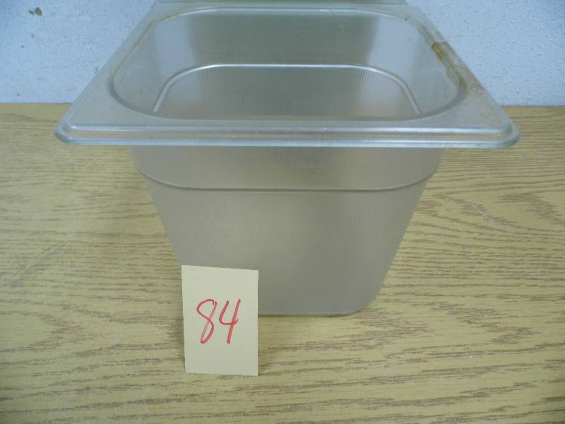 lot 84 image: Rubbermaid Containers