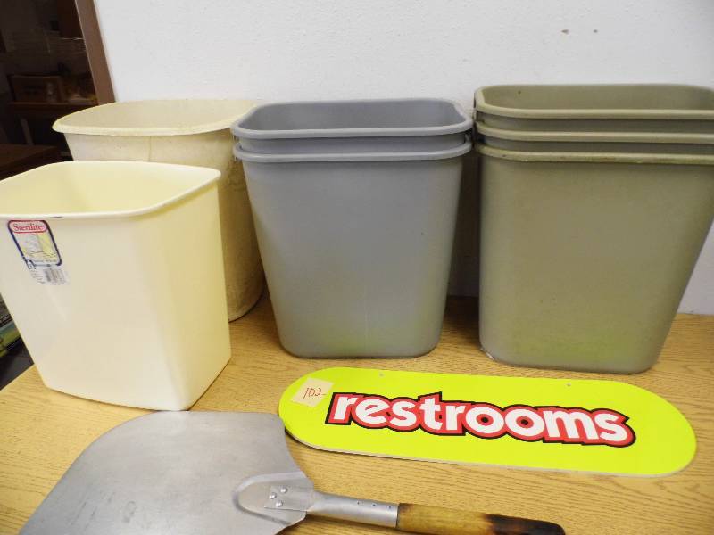 lot 102 image: 8 Gallon Garbage Cans w Pizza Paddle