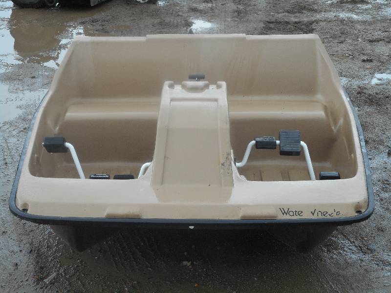 lot 6 image: Lwater Wheeler Two-Seater Peddle Bo...