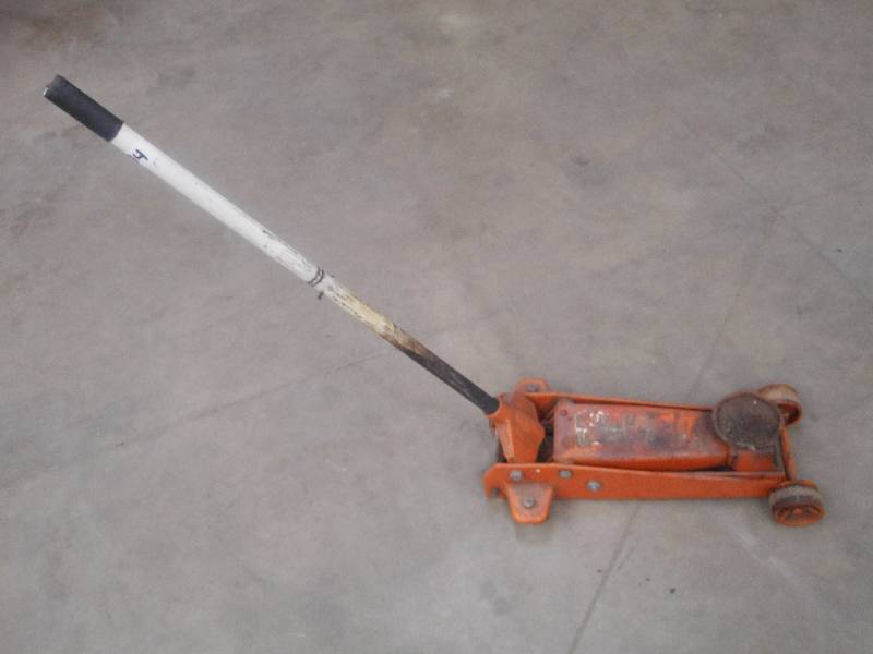 lot 24 image: 3-Ton Floor Jack, Works ...
