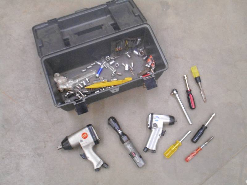 lot 36 image: Plastic Toolbox With 12 Drive Im...
