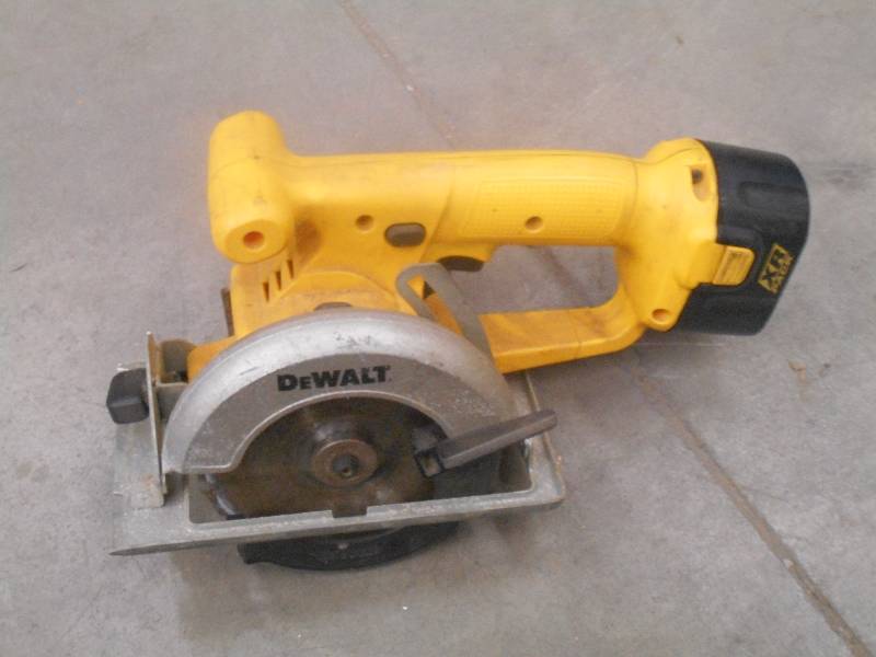 lot 59 image: DeWalt 12Volt 5 38 Trim Saw ...