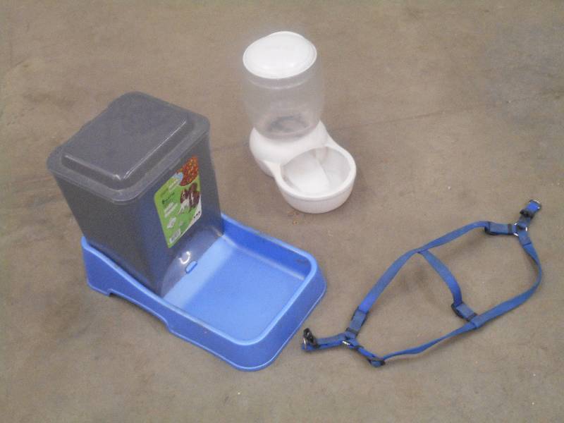lot 61 image: Lot Of Dog Harness, Water & Feed D...