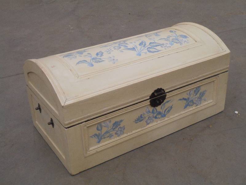 lot 104 image: Vintage 24 Hand-Painted Wooden Tru...