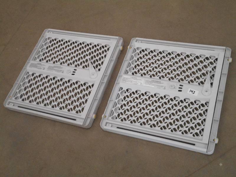 lot 143 image: (2) Adjustable Plastic BabyToddler...