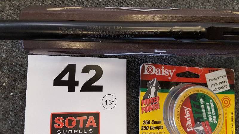 lot 42 image: Daisy Powerline 880 BBPellet Gun