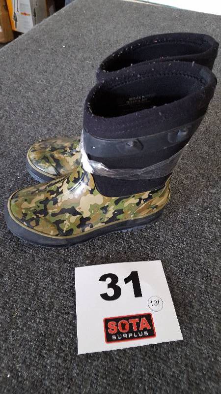 lot 31 image: Western Chef Childs Waterproof Boot  Camo  1112