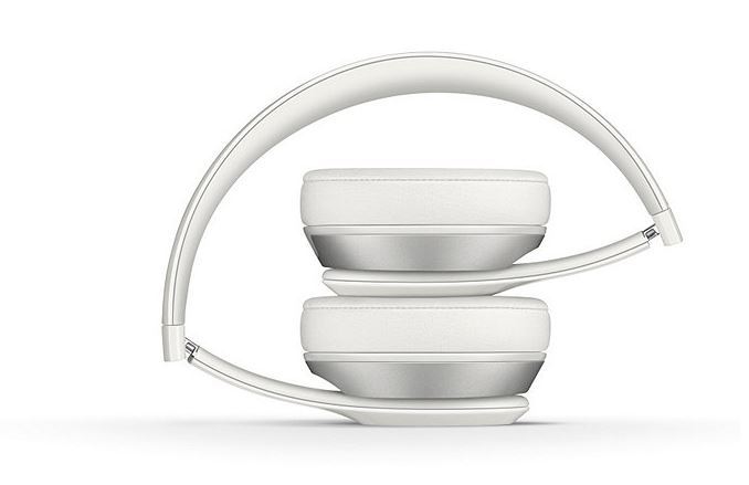 lot 71 image: Beats by Dr. Dre Solo 2 On-Ear Headphones Silver