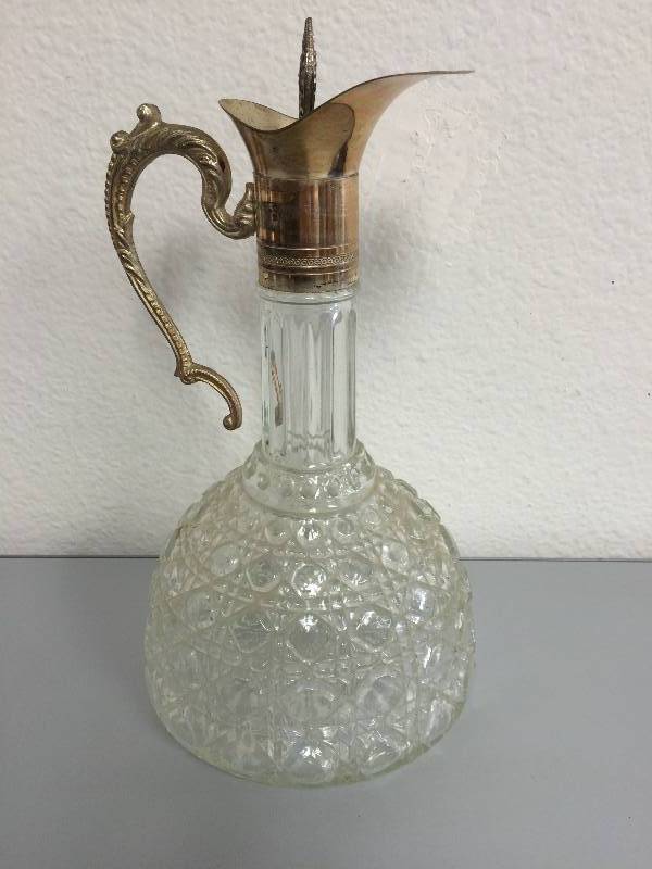 lot 6 image: Cut Glass Decanter