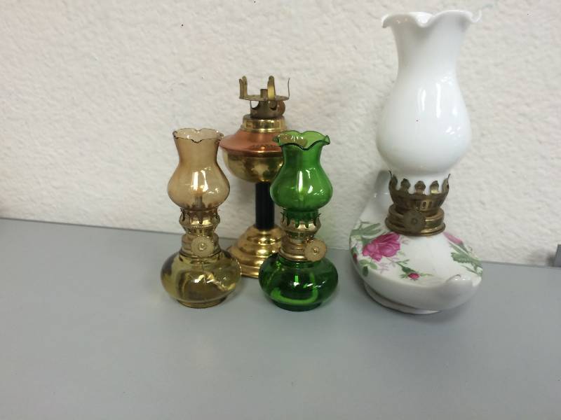 lot 16 image: Assorted Miniature Hurricane Lamps