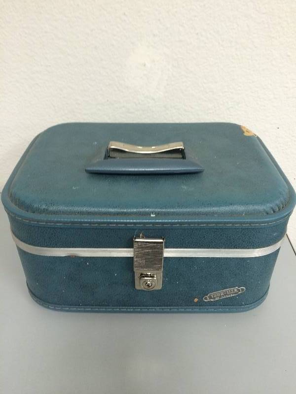 lot 23 image: Vintage Suitecase