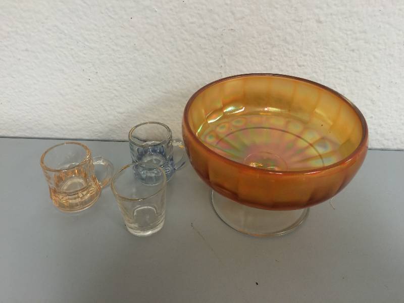 lot 35 image: Carnival Glass Candy Dish with 2Tiny Mugs