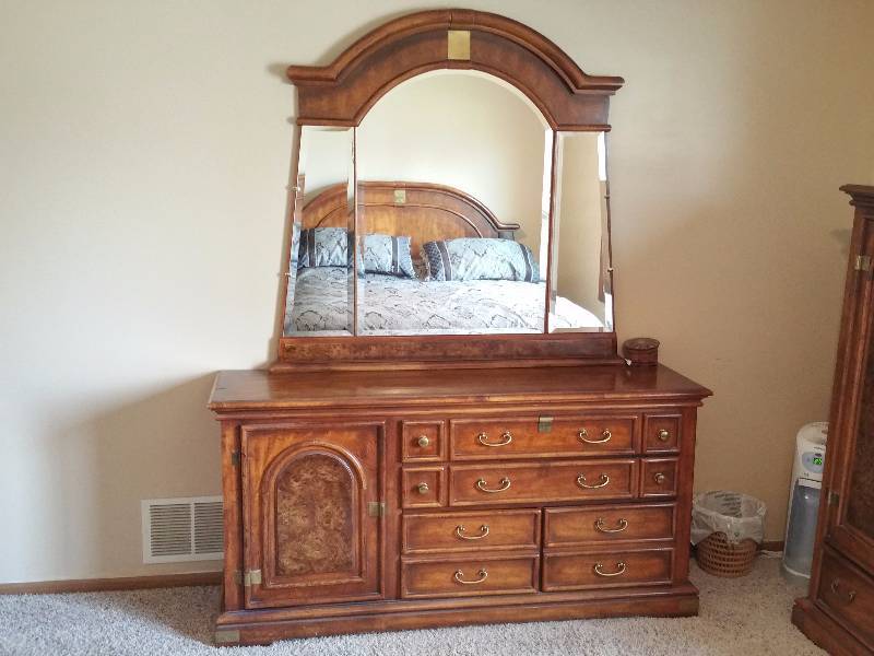 lot 5 image: Gorgeous Mirrored Dresser