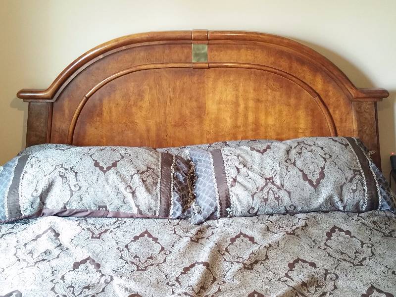 lot 7 image: Gorgeous King Sized Headboard
