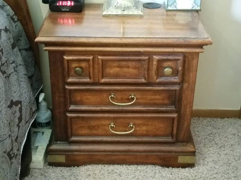 lot 8 image: Gorgeous Nightstand