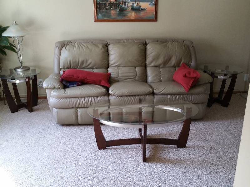 lot 11 image: Matching Contemporary Living Room Set