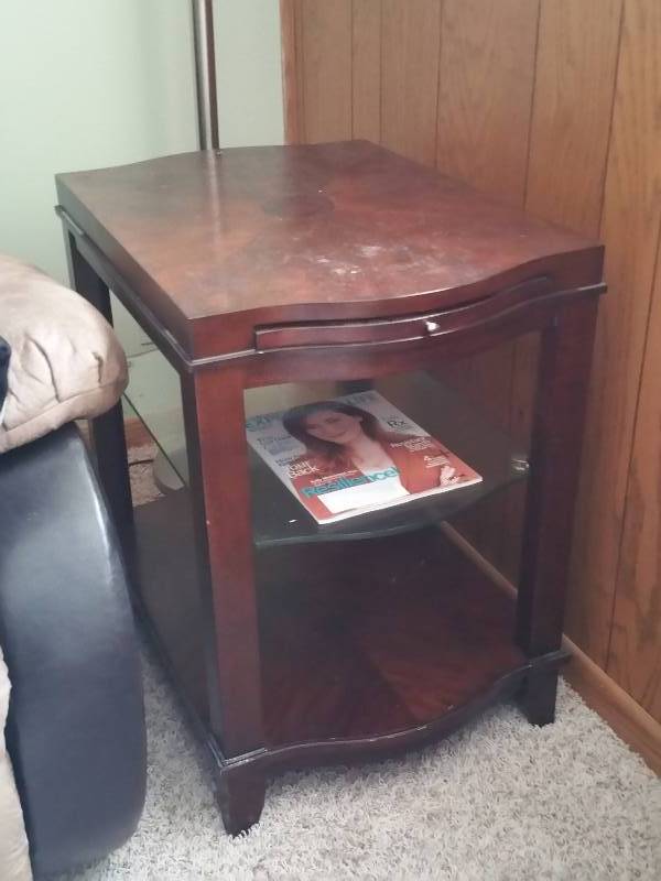 lot 20 image: Handsome Side Table  End Table