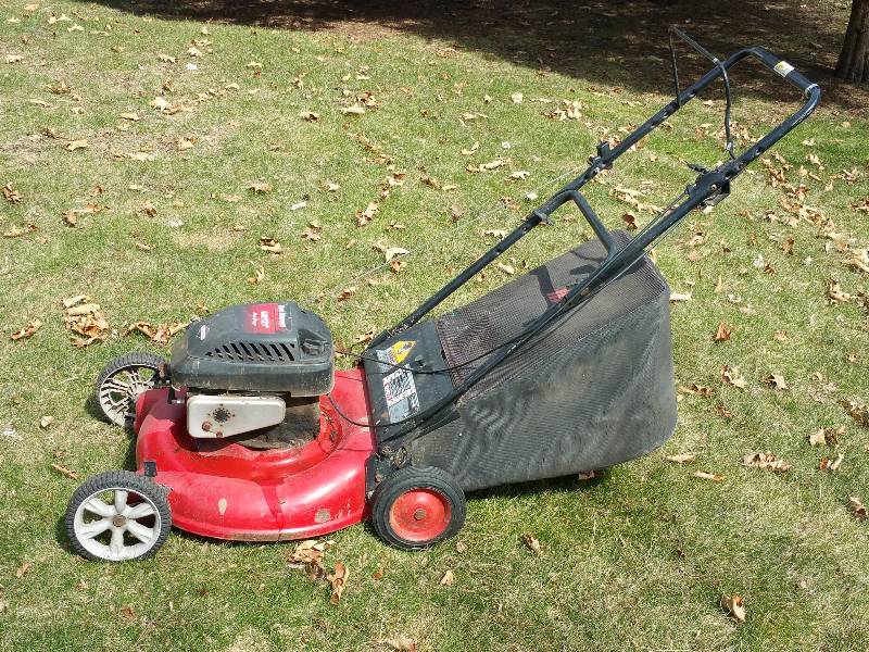 lot 25 image: Yard Machines 4HP 21 Lawn Mower w Clippings Bag