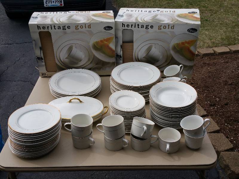 lot 88 image: Large Set of Gibson Heritage Gold Dishware