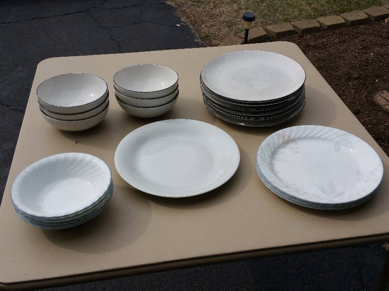 lot 89 image: Corelle and 222 Fifth Dishware