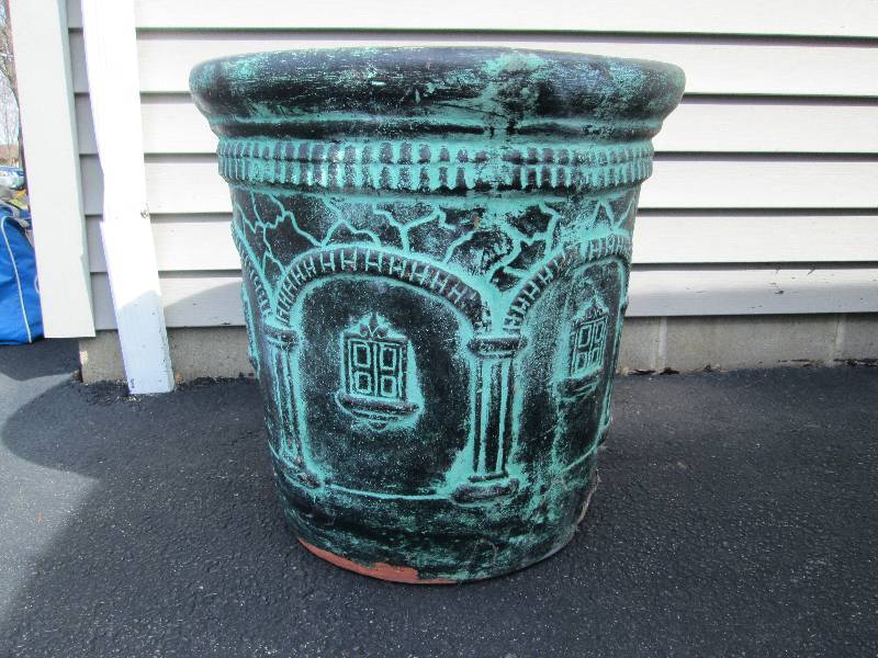 lot 46 image: Gorgeous Mexican Planter Pot - Quality