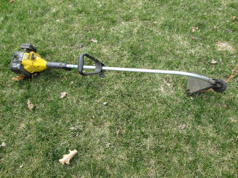 lot 65 image: McCulloch MAC 2818 Gas Edger