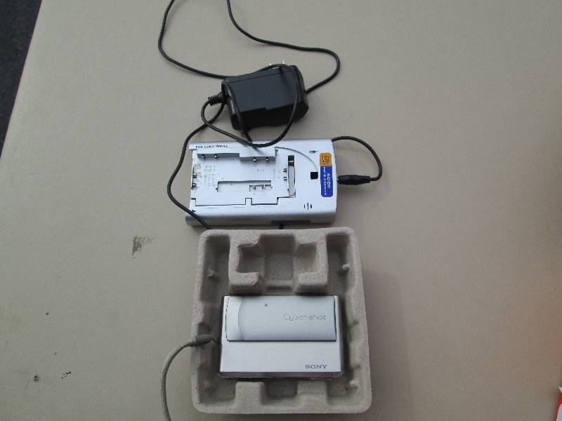 lot 85 image: Sony Cybershot Digital Camera  Charger