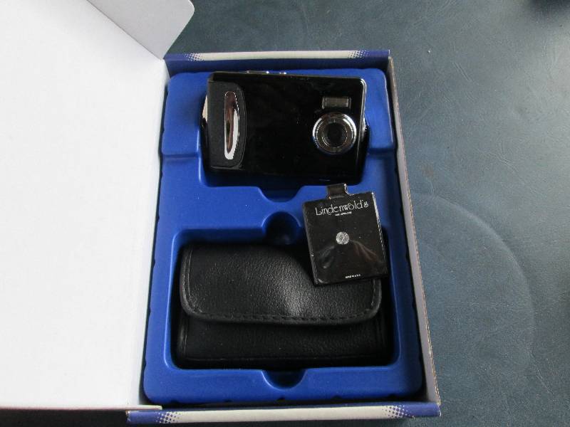 lot 87 image: DigiCliq Camera & CZ Jewelry