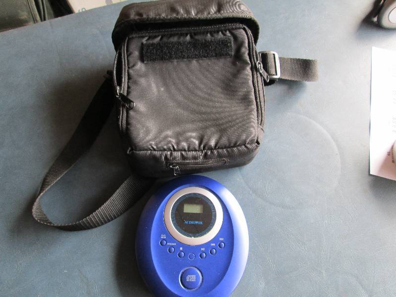 lot 99 image: Audiovox CD Player & Armband Radio