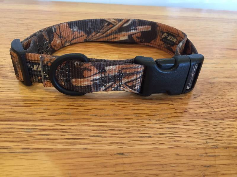 lot 27 image: Camo Dog Collar