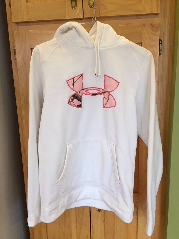 lot 71 image: Womens Under Armour Sweatshirt