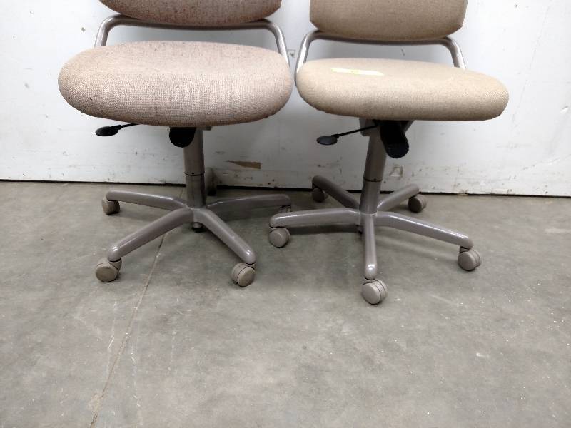 lot 8 image: (2) Steelcase Office Chairs...