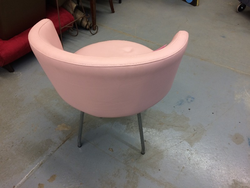 lot 8 image: Vintage Leather Chair   29  the highest point