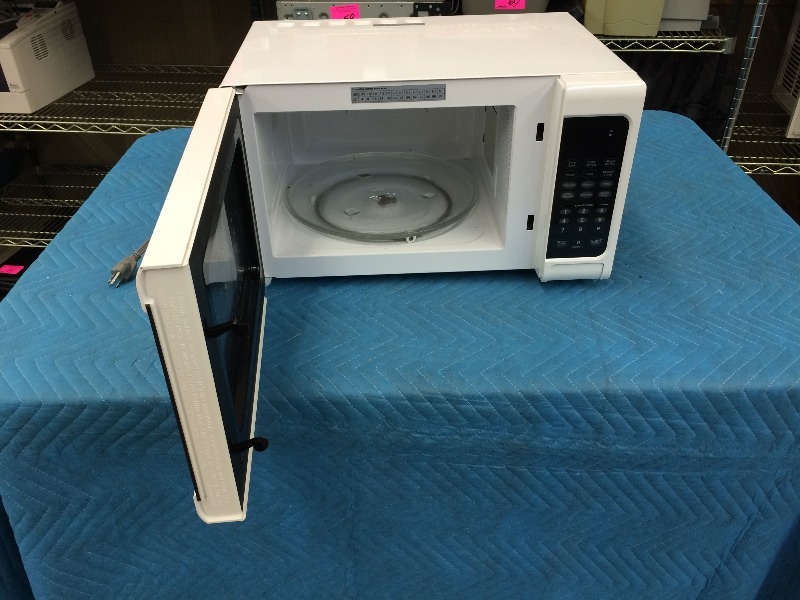 lot 85 image: Sanyo Microwave - works fine