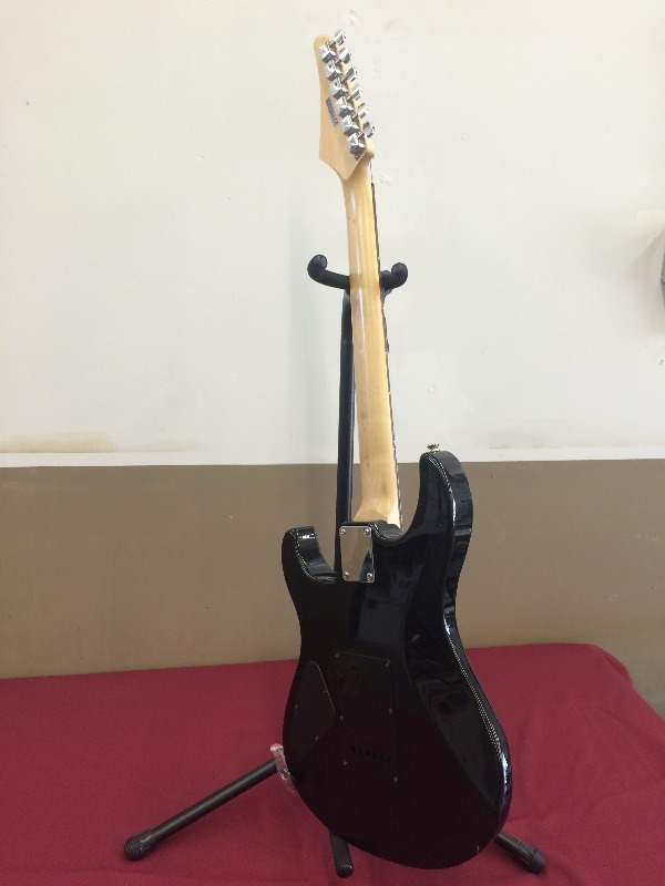 lot 6 image: Yamaha 6 string electric guitar
