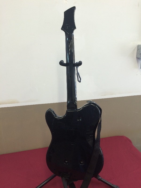lot 10 image: UO1 Electric guitar