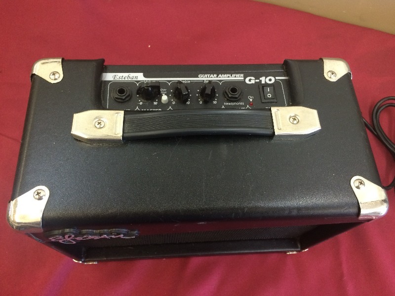 lot 45 image: Guitar Amplifier  12 Watt - works
