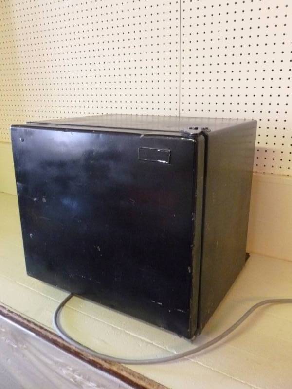 lot 4 image: Dorm Size Refrigerator