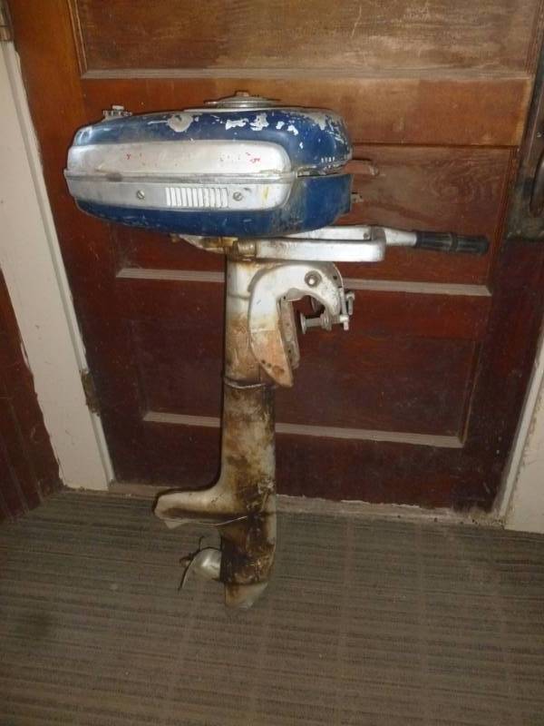 lot 7 image: Vintage Boat Motor
