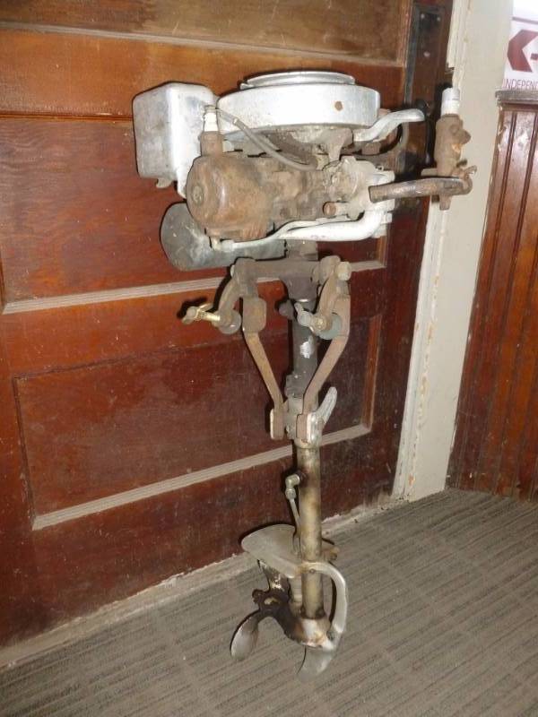 lot 8 image: Vintage Boat Motor