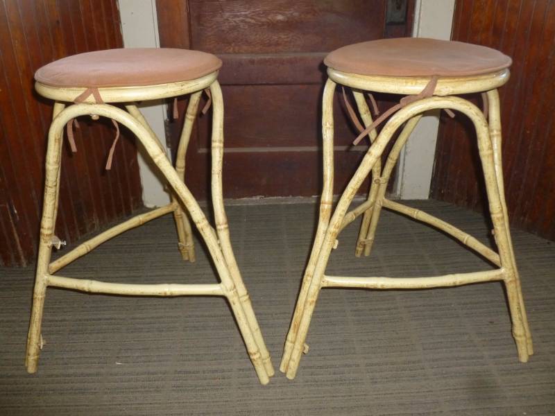 lot 9 image: Bar Stools