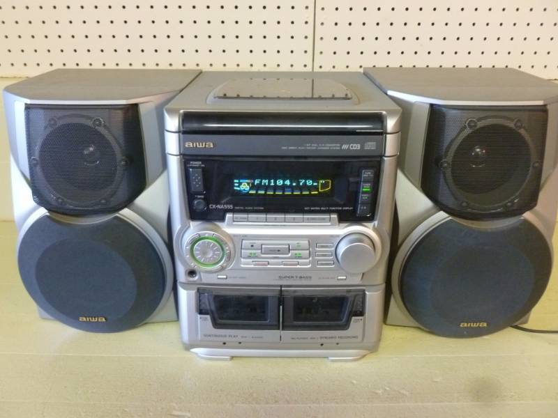 lot 16 image: Aiwa Shelf Stereo