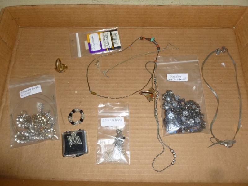 lot 20 image: Jewelry