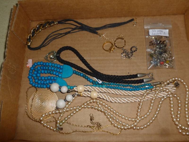 lot 21 image: Jewelry
