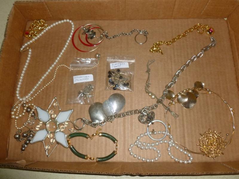 lot 22 image: Jewelry
