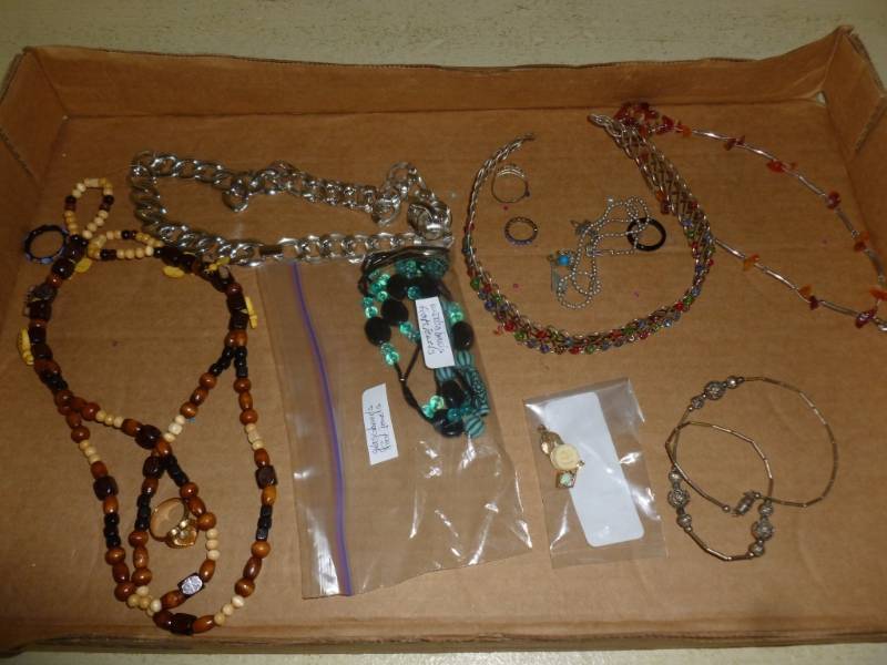 lot 23 image: Jewelry