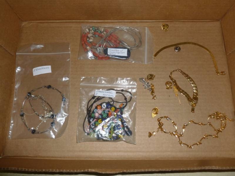 lot 24 image: Jewelry