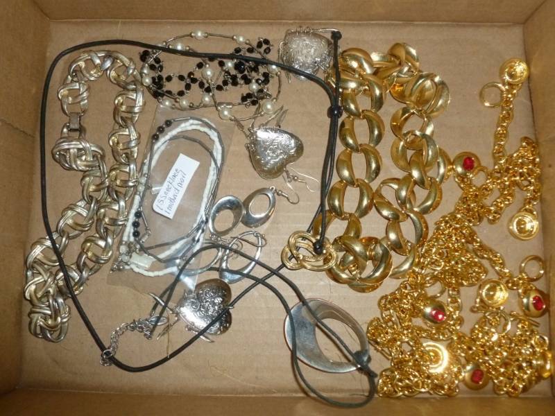 lot 25 image: Jewelry