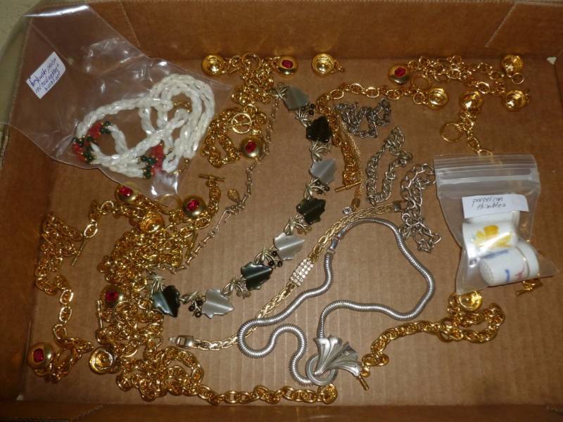 lot 26 image: Jewelry